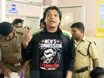 നിരാഹാരം അവസാനിപ്പിച്ച് രാഹുല്‍ ഈശ്വര്‍