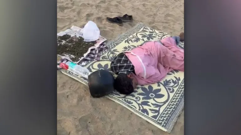 ബീച്ചിൽ കഞ്ചാവ് ഉണക്കാനിട്ട് തൊട്ടടുത്ത് പായ വിരിച്ച് കിടന്നുറങ്ങി; യുവാവ് പോലീസ് പിടിയിൽ