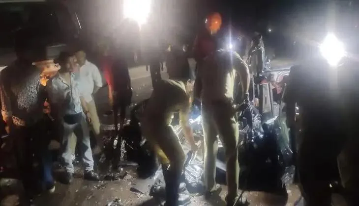കോഴിക്കോട് നല്ലളത്ത് നിർത്തിയിട്ട ലോറിയിലേക്ക് കാറിടിച്ച് കയറി; നാല് പേർക്ക് ദാരുണാന്ത്യം