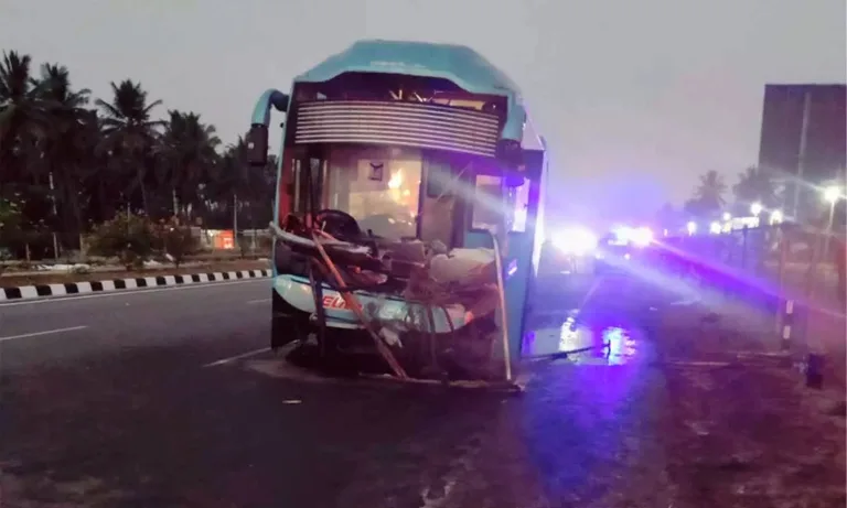 മൈസൂരുവിൽ സ്വകാര്യ ബസ് ഡിവൈഡറിൽ ഇടിച്ചുകയറി അപകടം; നാല് മലയാളികൾ മരിച്ചു.