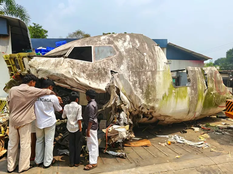 കരിപ്പുര്‍ വിമാന ദുരന്തം: എയര്‍ ഇന്ത്യ എക്‌സ്പ്രസ് വിമാനം പൊളിക്കാന്‍ കാരക്കാട് എത്തിച്ചു.