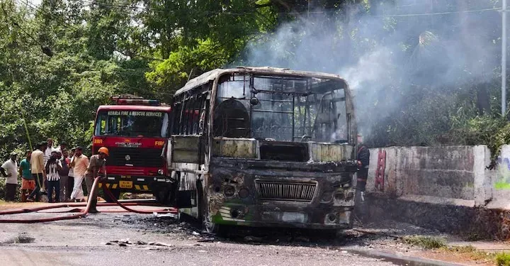 കോഴിക്കോട് ഓടിക്കൊണ്ടിരുന്ന സ്വകാര്യ ബസിന് തീപിടിച്ചു; യാത്രക്കാരെ സുരക്ഷിതമായി പുറത്തിറക്കി
