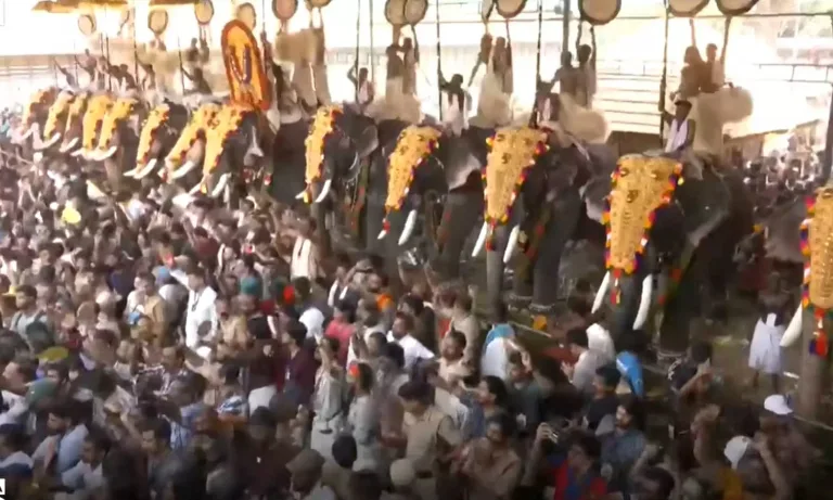 പൂരപ്രേമികളിൽ ആവേശം നിറച്ച് ഇലഞ്ഞിത്തറമേളം; ഇനി തെക്കോട്ടിറക്കം, കുടമാറ്റം അല്‍പ്പസമയത്തിനകം