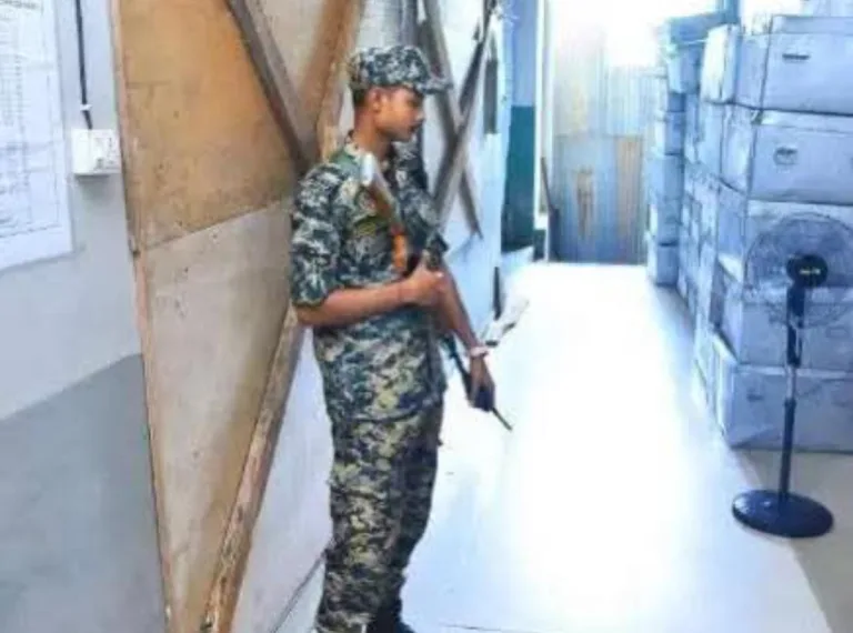 വോട്ടിങ് മെഷിനുകള്‍ സൂക്ഷിച്ച കേന്ദ്രങ്ങളില്‍ കനത്ത സുരക്ഷ