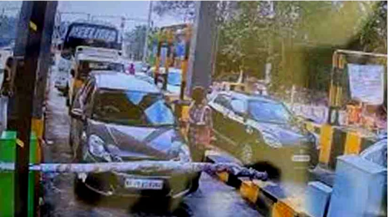 ബസ്സിൽ നിന്ന് കൈ പുറത്തേക്കിട്ടു; ടോൾപ്ലാസയുടെ തൂണിൽതട്ടി രണ്ടുപേർക്ക് പരിക്ക്