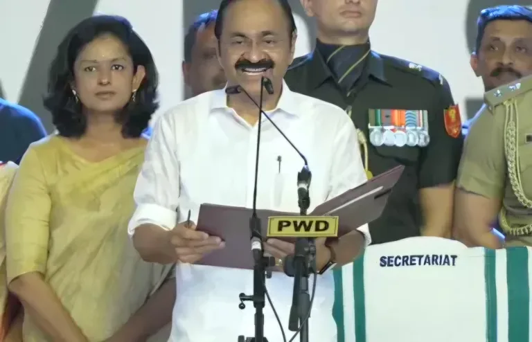 വടശ്ശേരി ദാമോദര മേനോൻ മകൻ..; മുഖ്യമന്ത്രിയായി വി.ഡി സതീശൻ സത്യപ്രതിജ്ഞ ചെയ്തു