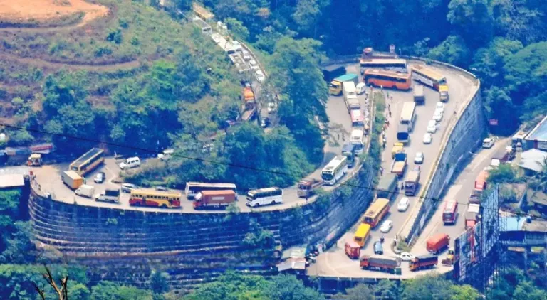 താമരശ്ശേരി ചുരത്തിൽ യാത്രാദുരിതം മൂന്നാം ദിവസത്തിലേക്ക്; ഇന്നും കുരുക്ക് രൂക്ഷമായി തുടരുന്നു