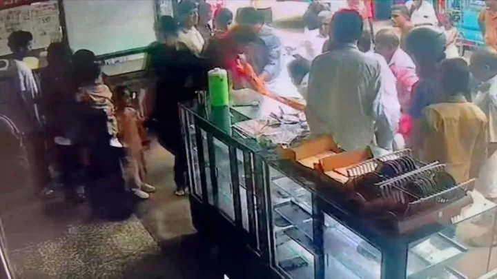 കൂൾബാറിലേക്ക് വന്നവരെ ഹോട്ടലിലേക്ക് വിളിച്ചുകയറ്റി; കടകളിലെ ജീവനക്കാർ പരസ്പരം ഏറ്റുമുട്ടി, കേസ്