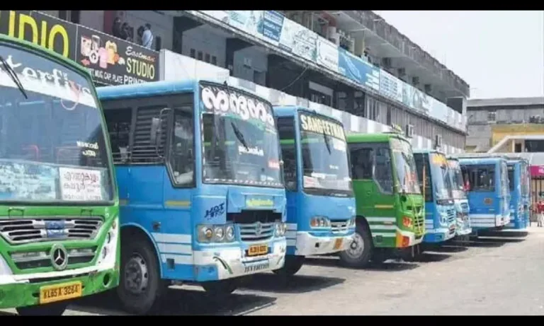 സർക്കാർ സഹായമില്ലെങ്കിൽ സമരത്തിലേക്ക് നീങ്ങുമെന്ന് സ്വകാര്യ ബസുടമകൾ.തൃശൂരിൽ ചേർന്ന ഓൾ കേരള പ്രൈവറ്റ് ബസ് ഓപ്പറേറ്റേഴ്സ് ഓർഗനൈസേഷന്‍റെ യോഗത്തിലാണ് തീരുമാനം.