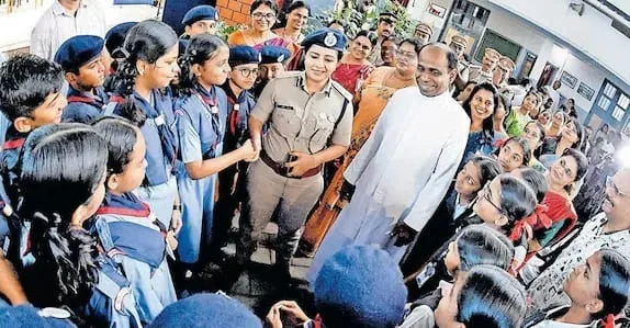 അടിച്ച് തൂഫാനാക്കണം മാഡം; ലഹരിക്കെതിരെ പോരാട്ടം തുടങ്ങാൻ സ്കൂളുകൾ