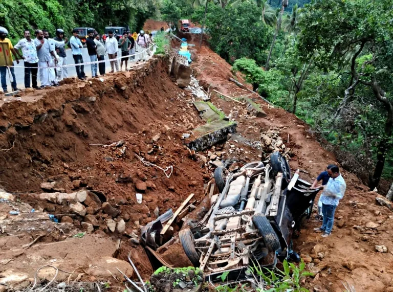 കുറ്റ്യാടി ചുരത്തിൽ കാർ താഴ്ചയിലേക്ക് മറിഞ്ഞു; മൂന്ന് പേർക്ക് പരിക്ക്.