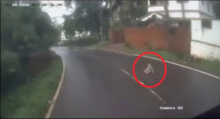 കൊണ്ടോട്ടിയിൽ നടുറോഡിൽ പിഞ്ചുകുഞ്ഞിനെ കണ്ടെത്തി. രക്ഷകരായി സ്വകാര്യ ബസ് ജീവനക്കാർ.