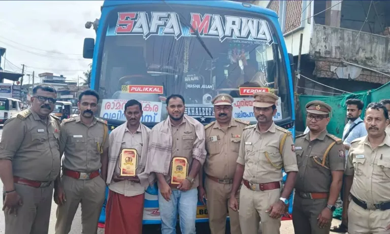 ജീവന്‍റെ വിലയുള്ള രക്ഷാപ്രവർത്തനം; റോഡിലിറങ്ങിയ കുഞ്ഞിനെ രക്ഷിച്ച ബസ് ജീവനക്കാർക്ക് മോട്ടോർ വാഹന വകുപ്പിന്‍റെ ആദരം.