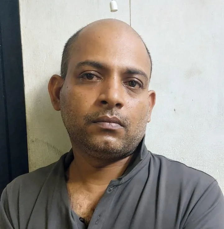 മലപ്പുറത്ത് ജയിലിലേക്ക് കൊണ്ടുവന്ന കുറ്റ്യാടി സ്വദേശിയായ  പ്രതി വിലങ്ങുമായി കടന്നുകളഞ്ഞു.