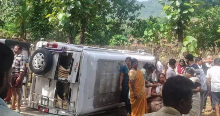 കൊട്ടിയൂരിൽ തീർഥാടകർ സഞ്ചരിച്ച ട്രാവലർ മറിഞ്ഞു.11 പേർക്ക് പരിക്ക്