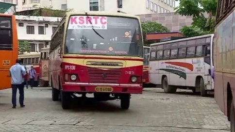 കെഎസ്ആർടിസി സൗജന്യ യാത്ര :ബസ്സിന്റെ മുൻവശത്തും വാതിലുകൾക്കും സമീപം സ്റ്റിക്കർ പതിപ്പിക്കണം.