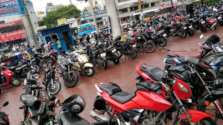 മാനാഞ്ചിറ – വെള്ളിമാട് കുന്ന് റോഡിൽ അനധികൃത പാർക്കിംഗ്, കുരുക്കിലായി നഗരം.