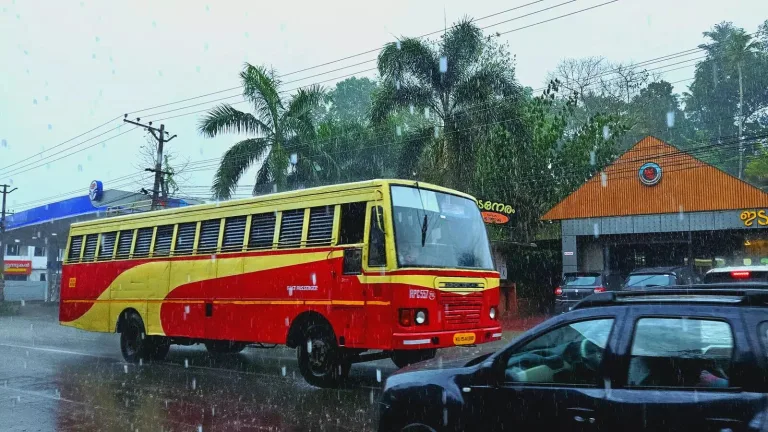 കെഎസ്ആർടിസിയിൽ സ്ത്രീകൾക്ക് സൗജന്യ യാത്ര; ഓർഡിനറി ബസിൽ മാത്രം