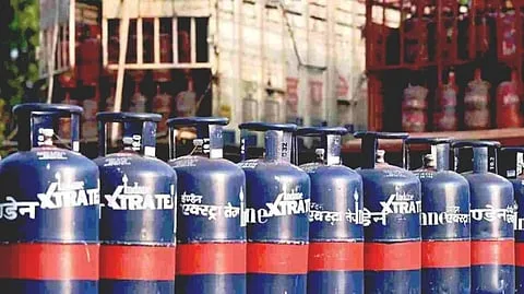ഇരുട്ടടി; പാചക വാതക വില വീണ്ടും വര്‍ധിപ്പിച്ചു