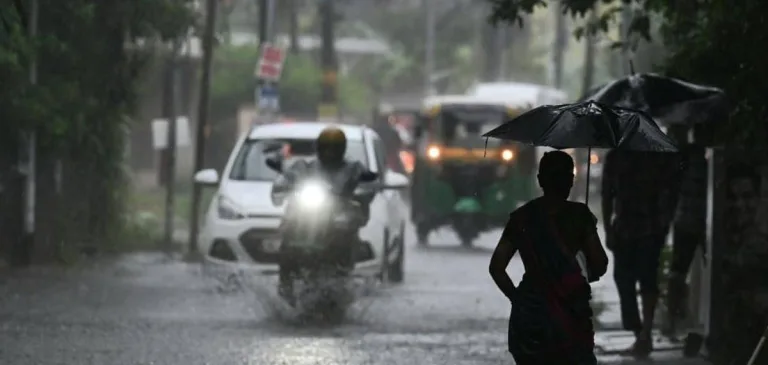 സംസ്ഥാനത്ത് മഴ മുന്നറിയിപ്പില്‍ മാറ്റം; എറണാകുളത്തും തൃശൂരും ഇന്ന് ഓറഞ്ച് അലേര്‍ട്ട്.