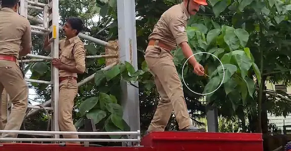 ആകാശപാതയുടെ ഇരുമ്പ് റണ്ണറുകൾക്കിടയിൽ കുടുങ്ങിയ കാറിന്റെ കീ വീണ്ടെടുത്ത് അഗ്നിരക്ഷാ സേന.