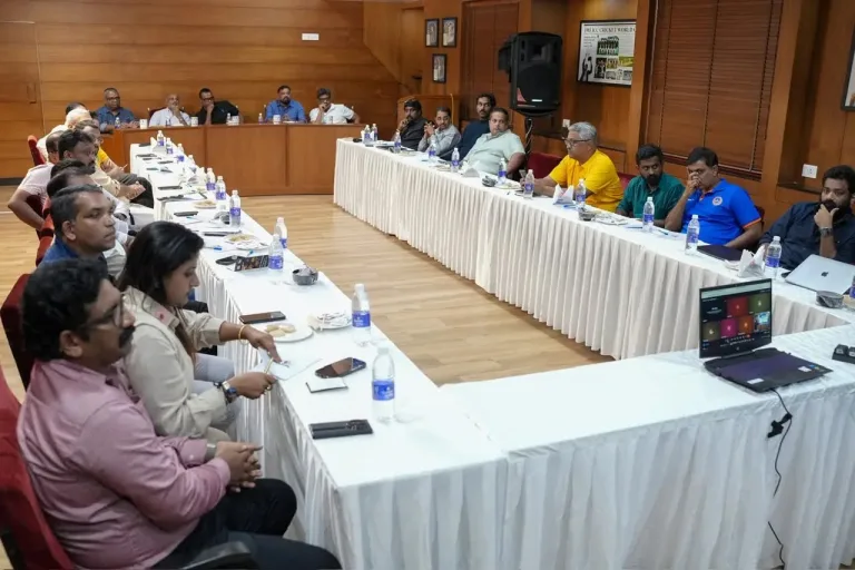 കേരള ക്രിക്കറ്റ് ലീഗിന്റെ മൂന്നാം സീസണ്‍ ഓഗസ്റ്റ് 20 മുതല്‍ സെപ്റ്റംബര്‍ 5 വരെ തിരുവനന്തപുരത്ത്.