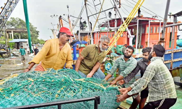 കടലിന്റെ കനിവുതേടി ബോട്ടുകൾ വീണ്ടും……