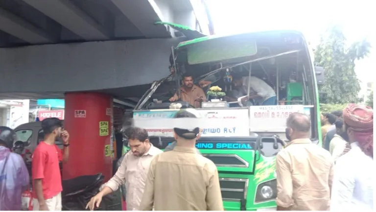 ബസ് പാലത്തിൻ്റെ അടിഭാഗത്ത്ഇടിച്ച് കയറി.