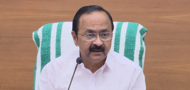 വെള്ളം കയറിയ വീടുകൾക്ക് 10,000 രൂപ ധനസഹായം, നദികളിലെ മണ്ണുമാറ്റാൻ നടപടി-മുഖ്യമന്ത്രി.