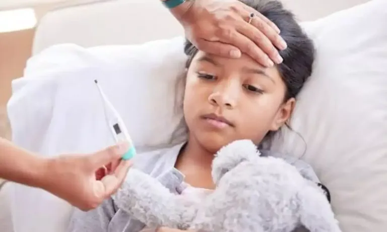 വീണ്ടും പനി കിടക്കയിൽ കേരളം; സംസ്ഥാനത്ത് പകർച്ചവ്യാധി വ്യാപനം രൂക്ഷം.